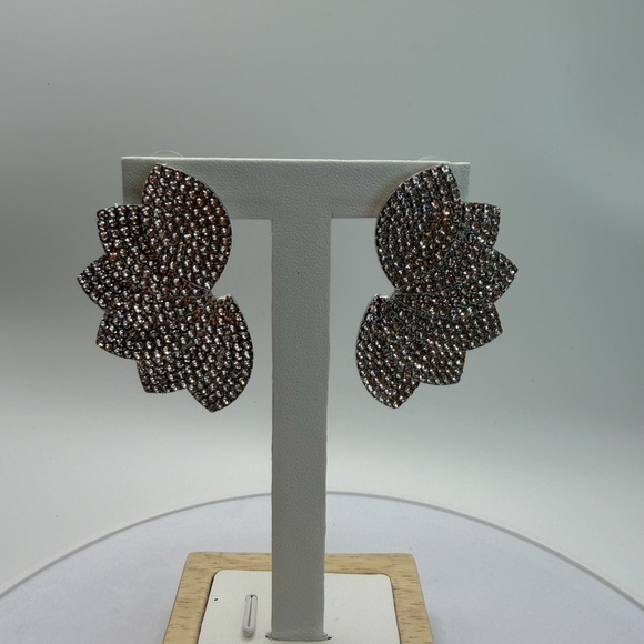 Elegant Gold Hoop Earrings - Picture 10 of 13